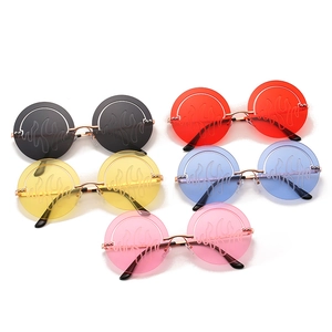 Cinq paires de lunettes de soleil rondes tendance avec monture motif flamme colorée