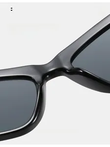 Détail des plaquettes de nez confortables sur des lunettes de soleil carrées noires