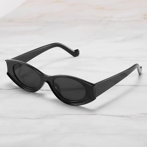 Trendige Retro-Sonnenbrille für Damen in Schwarz mit kleinen Gläsern und markanten Bügeln