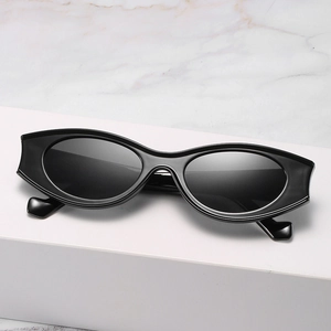 Retro schwarze Cat-Eye Sonnenbrille mit dickem Rahmen und dunklen Gläsern auf Marmorständer