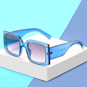 Moderne quadratische blaue transparente Sonnenbrille mit lila Verlaufsgläsern