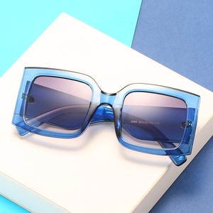 Modische quadratische Oversize-Sonnenbrille mit blau-violettem Verlaufsrahmen und Gläsern