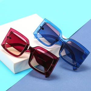 Modische quadratische Sonnenbrille in Dunkelrot und transparentem Blau mit Harzrahmen