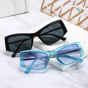 Lunettes de soleil carrées oversize rétro en noir et cyan avec une finition en résine