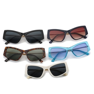 Lunettes de soleil carrées modernes avec pont métallique et montures de couleurs variées