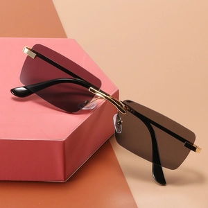 Lunettes de soleil rétro à petit cadre carré, pont doré et verres dégradés teintés