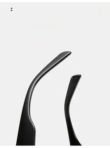 Dettaglio delle stanghette ergonomiche curve per una vestibilità comoda e sicura