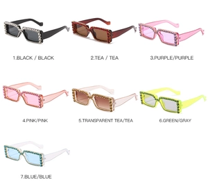 Πλέγμα με επτά μοντέρνα τετράγωνα γυαλιά ηλίου με σκελετούς διακοσμημένους με κρύσταλλα