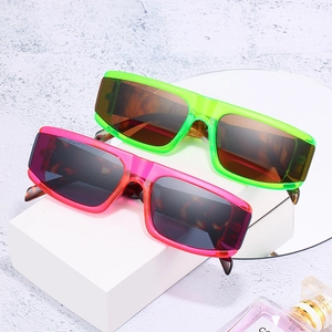 Occhiali da sole quadrati alla moda in verde neon e rosa con trama gelatina