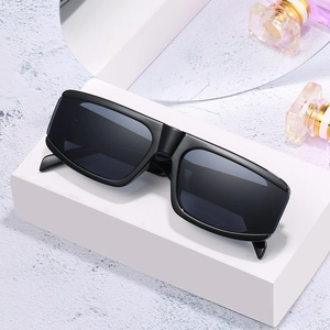 Occhiali da sole rettangolari neri alla moda con lenti grigio scuro su base di pietra