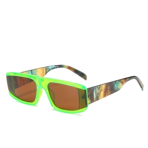 Occhiali da sole quadrati verde neon traslucidi con stanghette effetto marmo