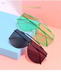 Dettagli di occhiali da sole monopezzo oversize in colori verde e nero in metallo