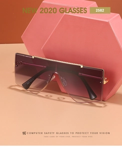 Détail de lunettes de soleil masque sans monture avec verres dégradés violets et or