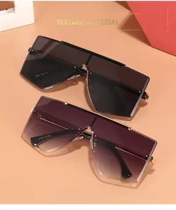 Détail de lunettes de soleil carrées sans monture en noir et violet avec touches dorées