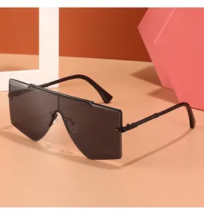 Détail de lunettes de soleil carrées noires sans monture avec texture tressée en haut