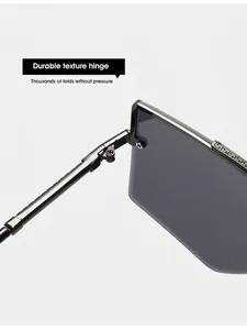 Détail de lunettes de soleil carrées grises avec charnières solides et gravure grecque