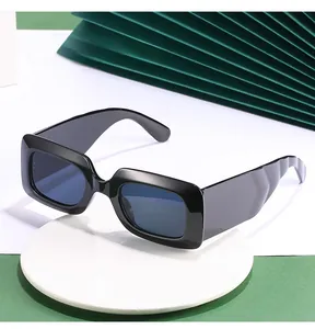 Vue détaillée de lunettes de soleil rectangulaires noires avec monture et branches épaisses