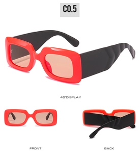 Trois vues de lunettes de soleil carrées avec monture rouge et larges branches noires