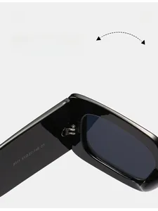 Gros plan détaillé des charnières métalliques robustes sur des lunettes de soleil carrées noires
