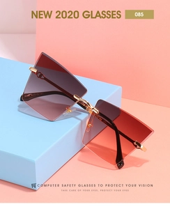 Détail de lunettes de soleil carrées sans monture avec verres dégradés et pont doré