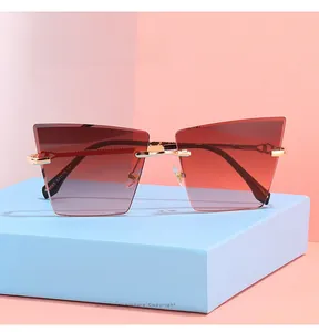 Détails des charnières en métal doré et gravure S085 sur les lunettes sans monture