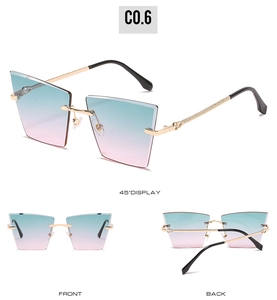 Détail de lunettes de soleil carrées sans monture avec verres dégradés bleu-rose et branches d'or