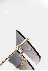 Détail de la charnière en métal doré et du verre dégradé violet des lunettes œil de chat