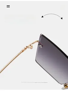 Détail de la charnière dorée et du verre dégradé violet sur les lunettes sans monture