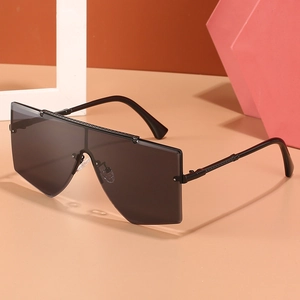Lunettes de soleil sans monture noires surdimensionnées avec verres monoblocs stylés