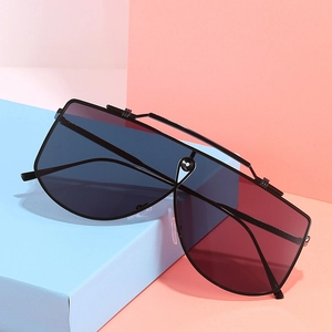 Occhiali da sole oversize a mascherina con montatura neon e lenti blu su fondo bicolore