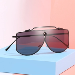 Occhiali da sole oversize futuristici con lenti sfumate e montatura sottile in metallo