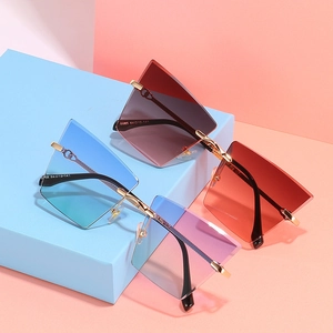 Trois lunettes de soleil œil-de-chat géométriques sans monture avec branches en métal doré