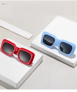 Details von trendigen rechteckigen Sonnenbrillen mit dickem Rahmen in Rot und Blau