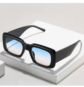 Detail einer eckigen schwarzen Sonnenbrille mit blau-orangefarbenen Verlaufsgläsern auf Weiß