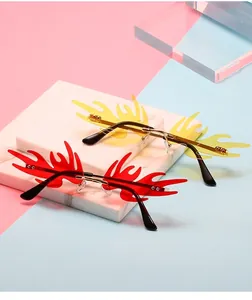 Detailansicht der rahmenlosen flammenförmigen Sonnenbrille mit rot-gelben Gläsern