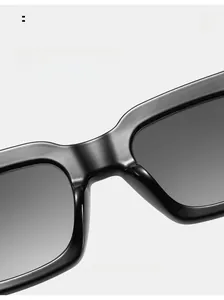 Detailansicht der bequemen Nasenpads bei modischen schwarzen quadratischen Sonnenbrillen