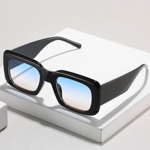 Schicke Oversize-Quadrat-Sonnenbrille mit schwarzem Glanzrahmen und blau-orangefarbenem Verlauf