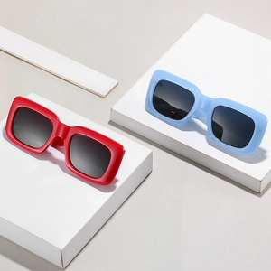 Modische Oversized-Sonnenbrille mit quadratischem dickem Rahmen in Rot und Hellblau