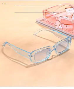 Gros plan de lunettes de soleil ovales rétro avec montures en résine bleue et rose