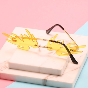 Rahmenlose gelbe Flammen-Sonnenbrille mit goldenen Metallbügeln für Partymode