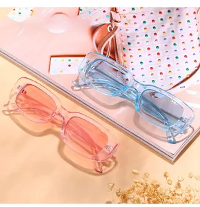 Détail de lunettes de soleil rectangulaires en rose transparent et bleu clair