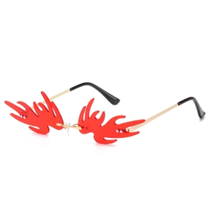 Rahmenlose rote Sonnenbrille in Flammenform mit goldenen Metallbügeln für Partys