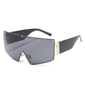 Oversized Shield Sunglasses For Women Square Integrated Lens Fashion Frame With Metal Rivets UV400 Protection Trendy Travel Eyewear
