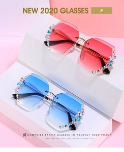 Détail de lunettes de soleil sans monture dégradées avec strass colorés