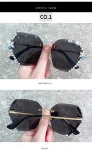 Détails de lunettes de soleil sans monture avec strass floraux et branches dorées chic