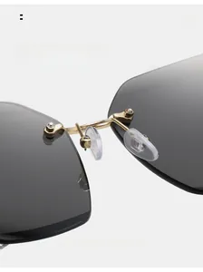 Détail des plaquettes en silicone et du pont doré pour lunettes de soleil sans monture