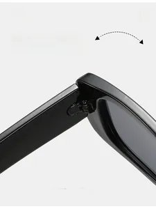 Détail des charnières métalliques durables sur ces lunettes de soleil ovales noires