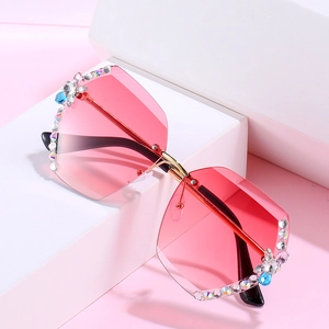 Lunettes de soleil papillon sans monture avec verres dégradés roses et monture dorée