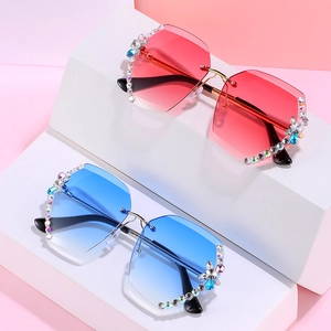 Lunettes de soleil sans monture à verres dégradés avec strass et détails en métal doré