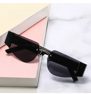 Detailansicht der randlosen Sonnenbrille mit dunklen Gläsern und silbernem Metallsteg